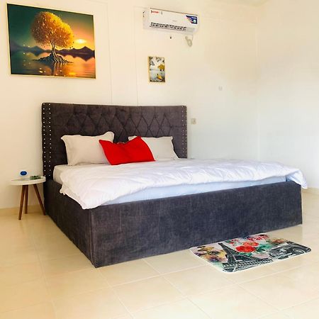 Namaste Hotel & Restaurant ลิเบรอวิลล์ ภายนอก รูปภาพ