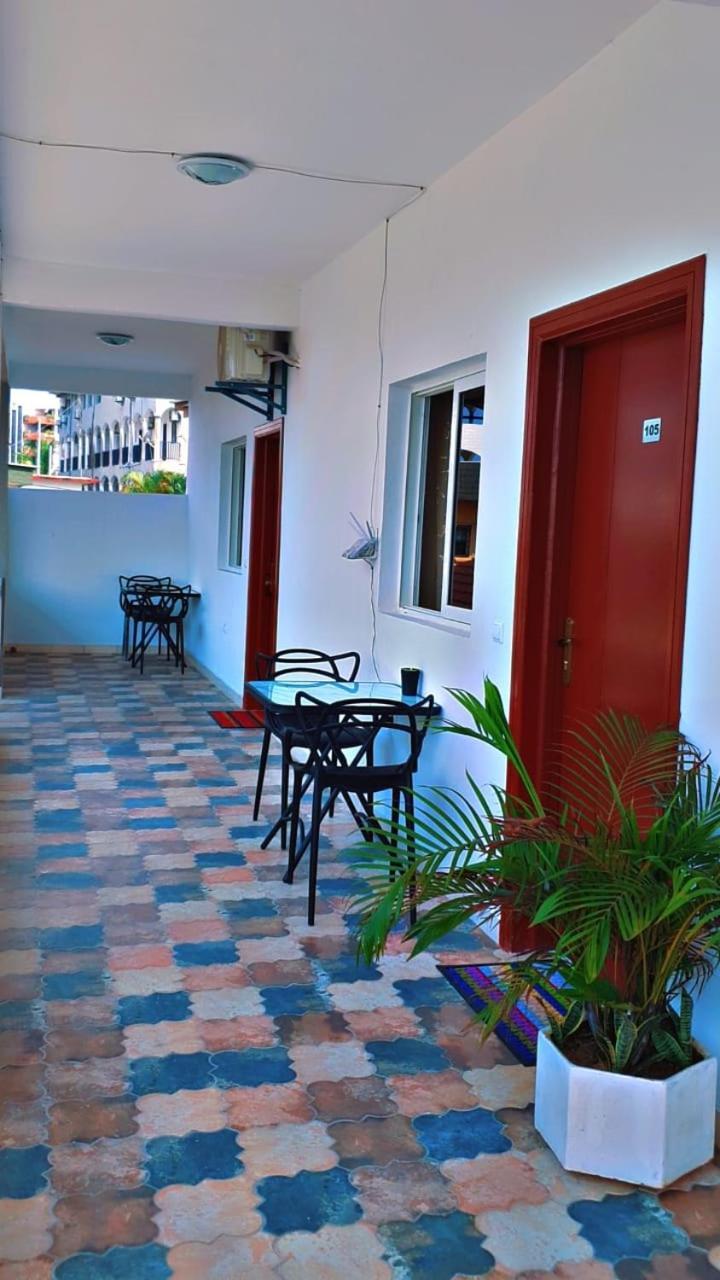 Namaste Hotel & Restaurant ลิเบรอวิลล์ ภายนอก รูปภาพ