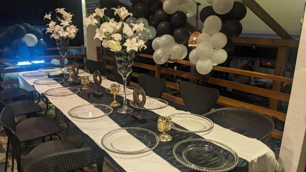 Namaste Hotel & Restaurant ลิเบรอวิลล์ ภายนอก รูปภาพ
