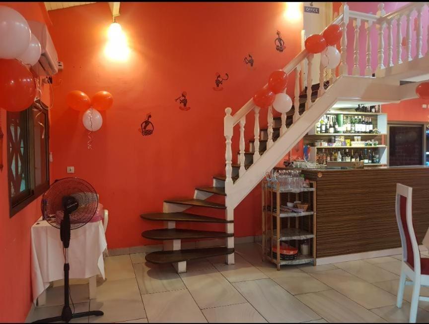 Namaste Hotel & Restaurant ลิเบรอวิลล์ ภายนอก รูปภาพ