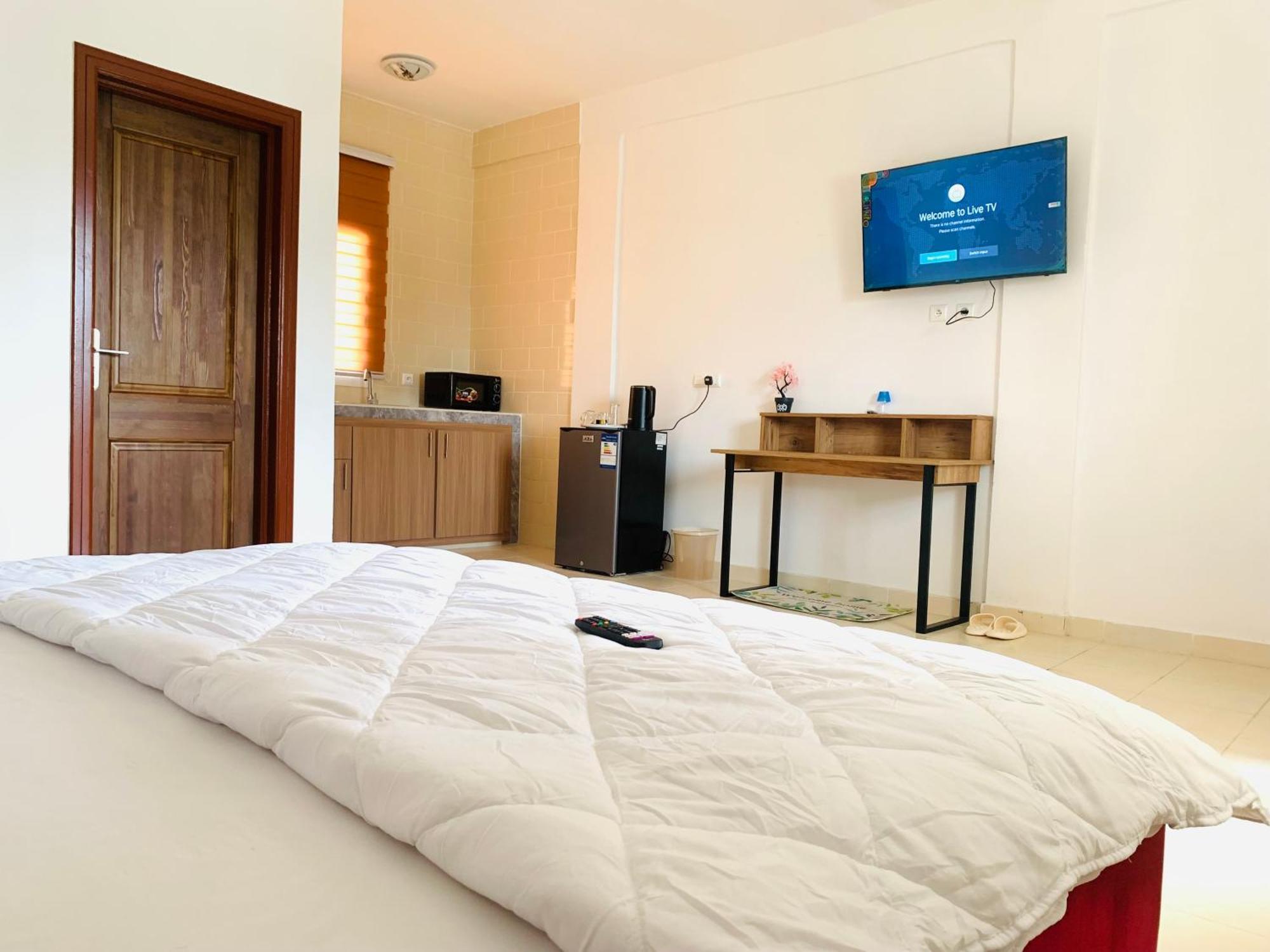 Namaste Hotel & Restaurant ลิเบรอวิลล์ ภายนอก รูปภาพ